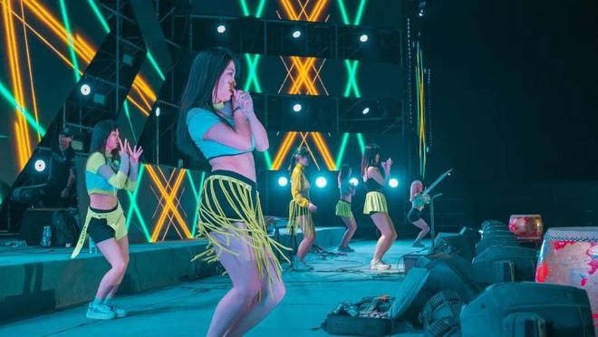 包含最精彩瞬间：张伟三分线外连续得分点燃现场！的词条