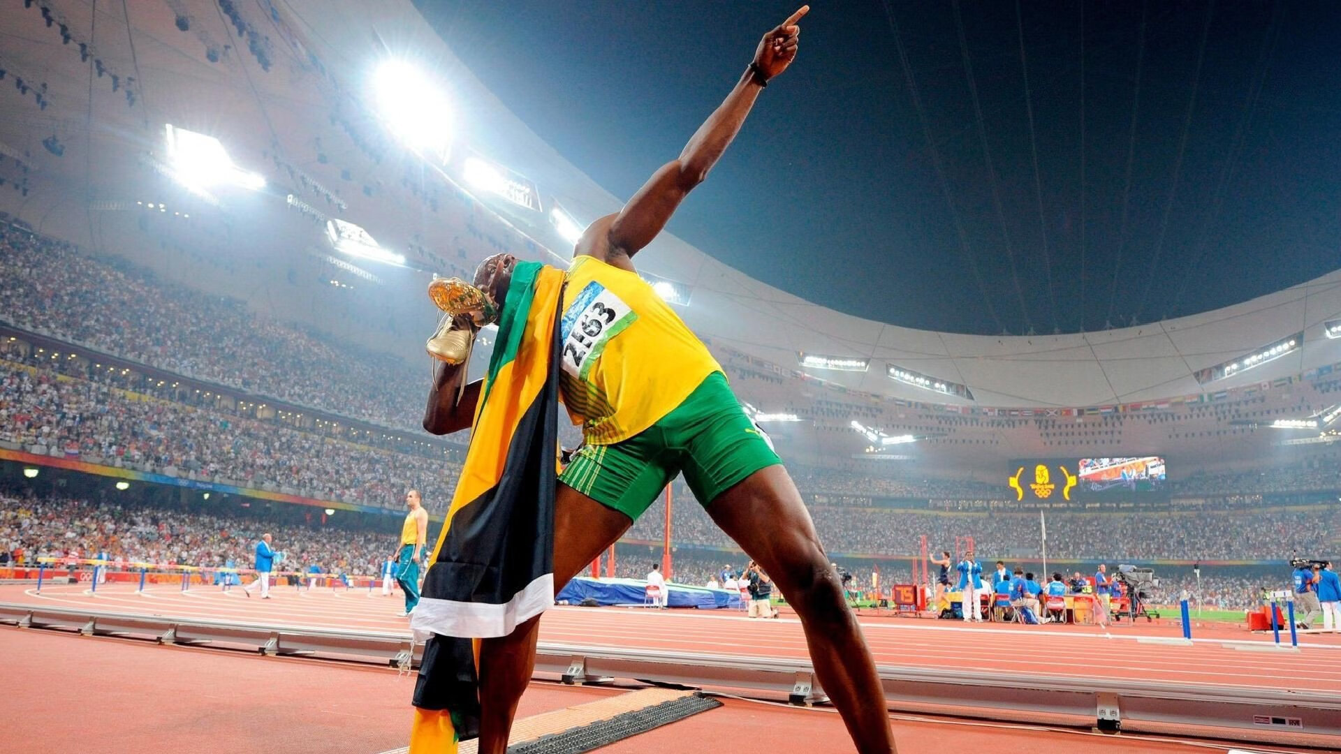 “高新体育中心:羽毛球选手超常发挥,技术与力量的较量”