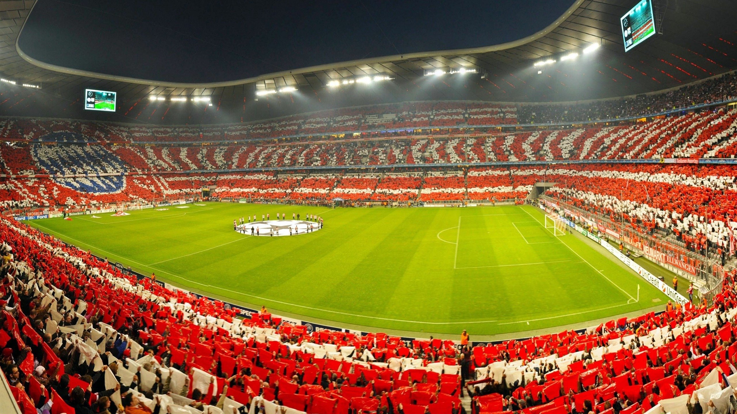 “青少年足球训练营吸引大批青少年，踢出梦想”，青少年足球训练营文化节手抄报